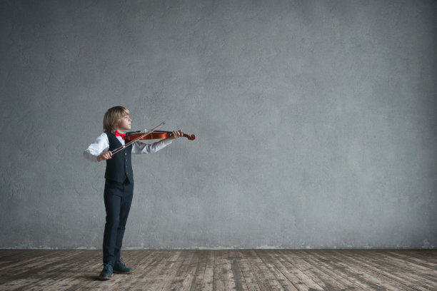 拿着小提琴的男孩图片下载