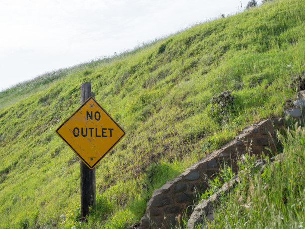 出口标志上没有通往右边的石阶图片下载