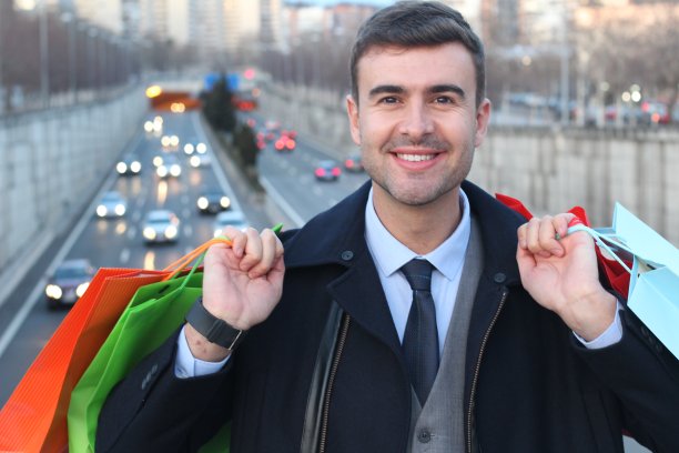 时尚男士在城里购物图片下载