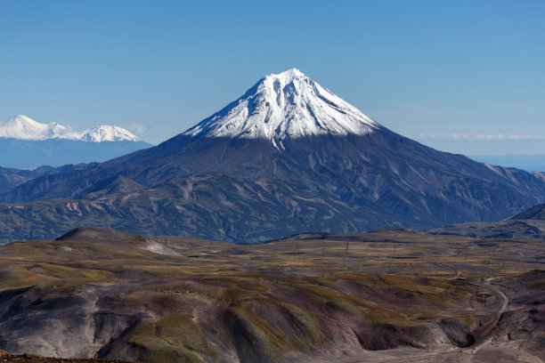 堪察加半岛秋季雪顶火山风景图片下载