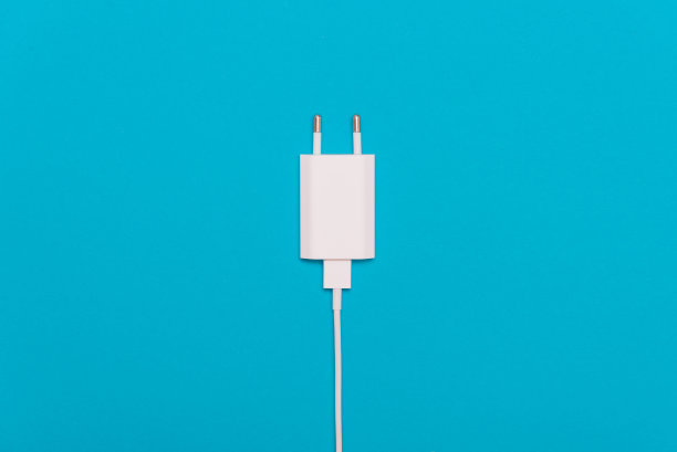 白色带电缆充电器图片下载