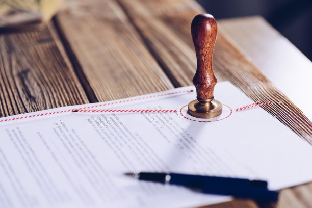 公证人在文件上加盖公章素材图片