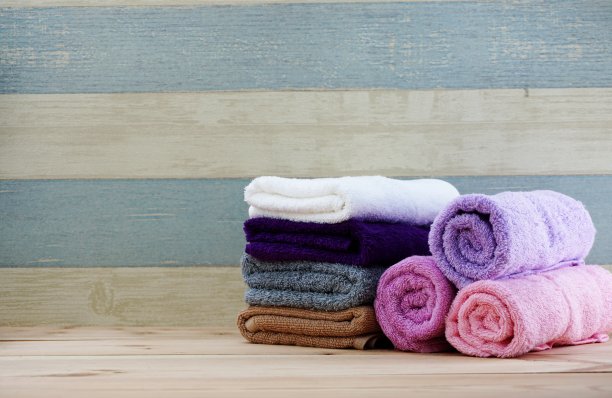 水疗浴巾与空间副本上的木制背景图片下载