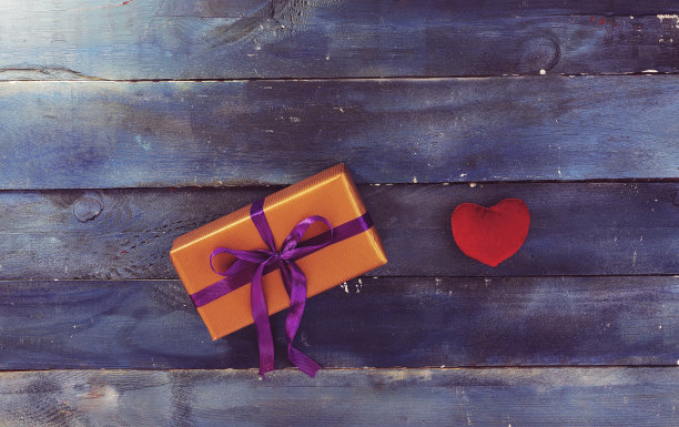 礼品节日概念和礼盒与紫色丝带和红色小心图片下载