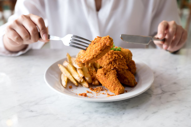 手用刀叉吃薯条和炸鸡素材图片