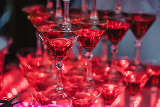 塔上放着马提尼鸡尾酒的玻璃杯图片下载