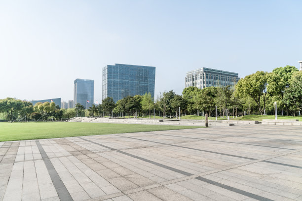 城市的晨光，广场上的阳光，城市的绿化和建设。图片下载