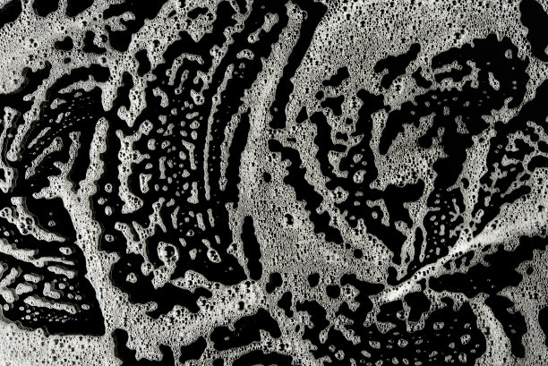 泡沫肥皂泡洗涤污渍上的黑色背景俯视图图片下载