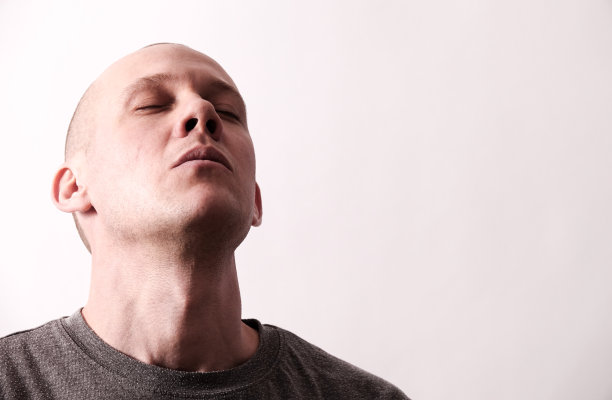 长相硬朗的帅哥深吸了一口气图片下载