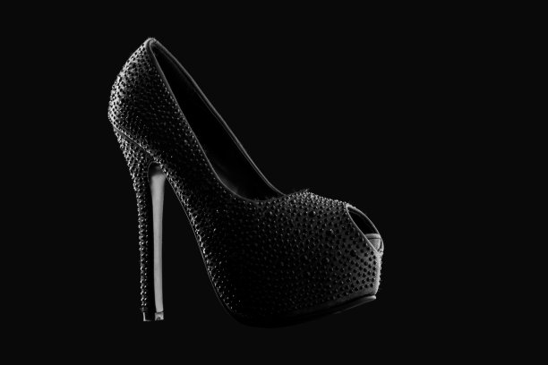 高跟鞋黑色女性鞋孤立在黑色背景图片下载