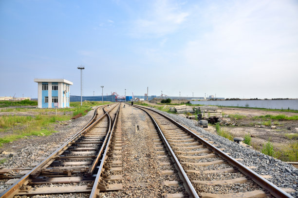 通往码头炼油厂的轨道图片下载
