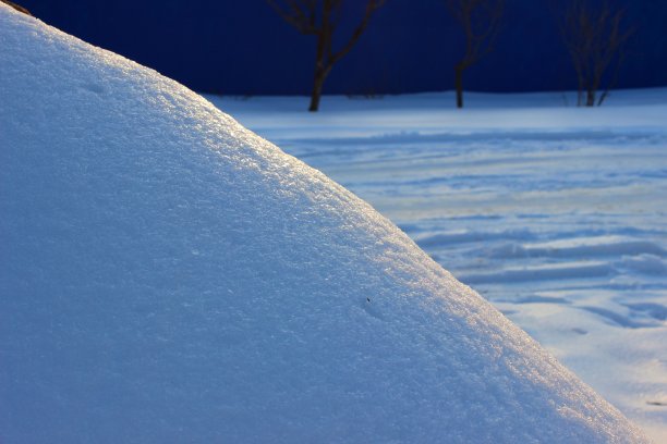 冬天。晚上。高的雪堆。图片下载