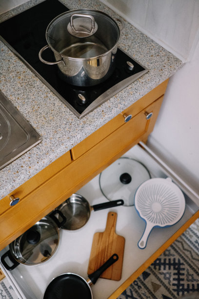 锅在炉子上和打开盒子与厨房用具图片下载