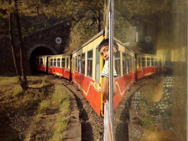 好奇的孩子图片下载