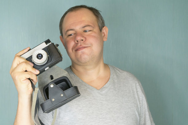 那家伙手里拿着照相机图片下载