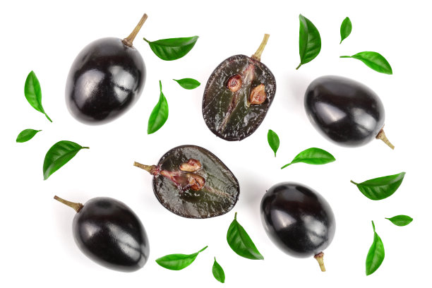 深色葡萄装饰与绿色叶子孤立在白色背景，俯视图。平躺素材图片