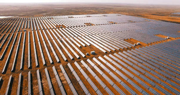 沙漠中的太阳能热电站图片下载