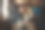 工人用砂轮在磨床上磨制金属零件。旧的磨床是固定在树干上锯断的图片下载