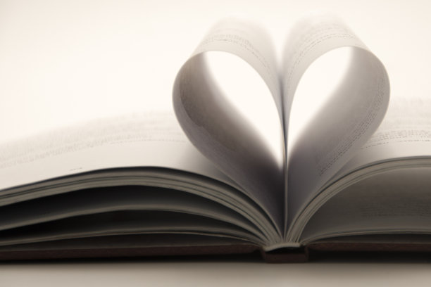 从纸书中失去心脏形状。复古风格。图片下载