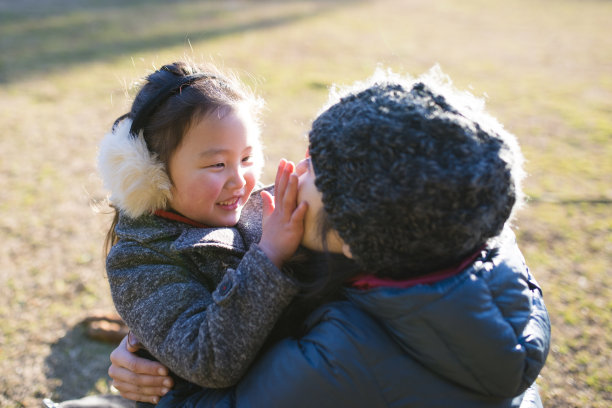 妈妈和女儿笑着玩图片下载