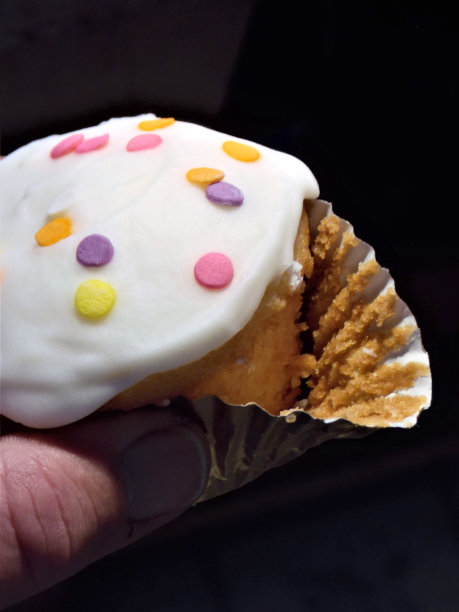 版税免费照片-甜蜜的渴望-香草冰纸杯蛋糕叫我的名字-打开我的甜点包装纸-特写妈妈的特别纸杯蛋糕图片下载