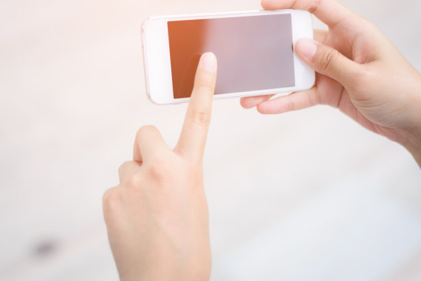 女人在城市里使用手机图片下载