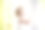 小孩站在窗台上，打开窗户。窗户上的锁可以防止孩子从窗户掉出去。女孩在玩窗户把手。图片下载