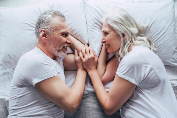 家中的老年夫妇图片下载