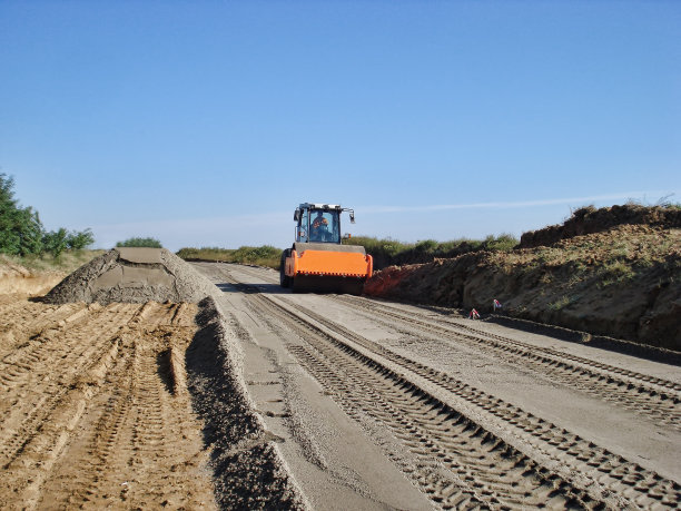 施工现场的压实机图片下载