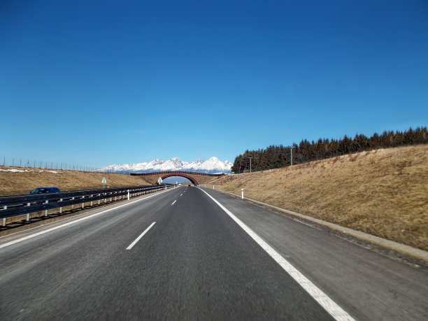 柏油马路和蓝天白云图片下载