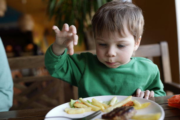 男孩吃薯条素材图片
