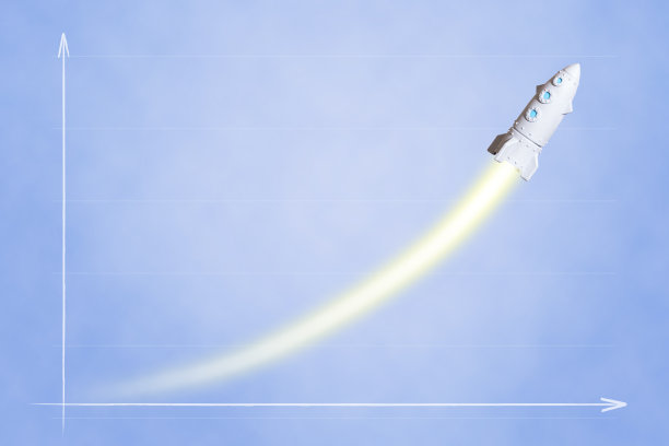 发射以蓝色背景为象征成长的火焰轨迹的卡通玩具火箭图片下载