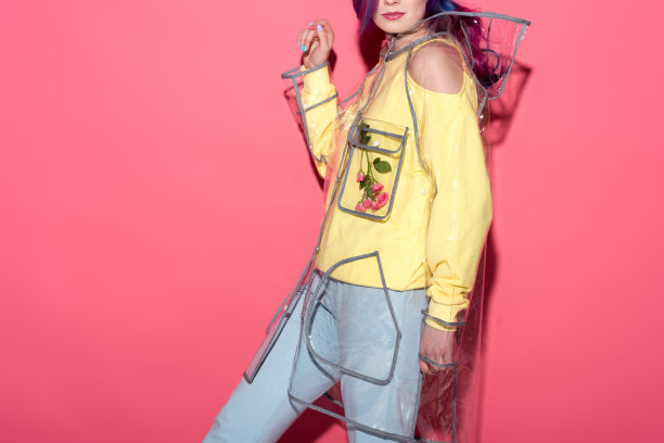 裁剪的时尚年轻女子在红色透明雨衣图片下载