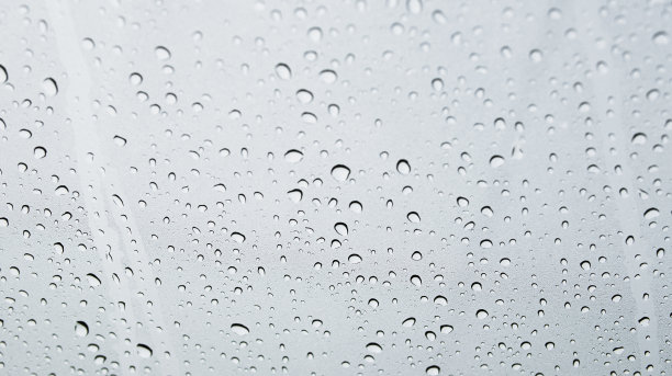 雨点或汽车玻璃上的水滴素材图片