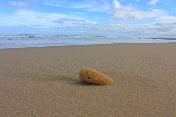 沙滩上的石头图片下载