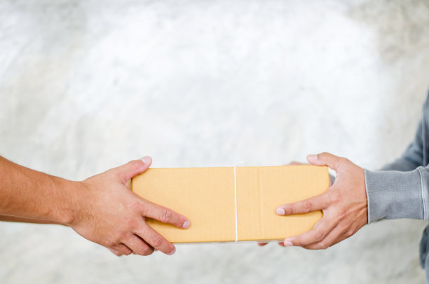 送包裹的人图片下载