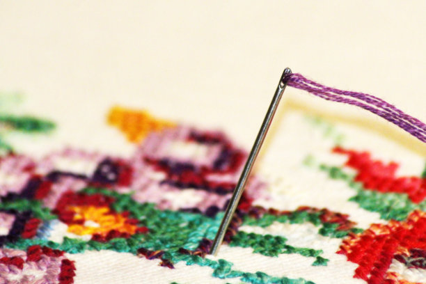 刺绣花朵。缝纫配件。帆布，铁箍，磨线绳。刺绣。图片下载