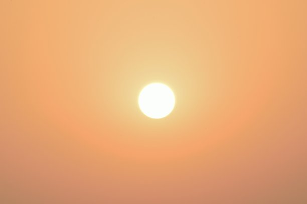 自然背景明媚的早晨太阳和太阳耀斑图片下载