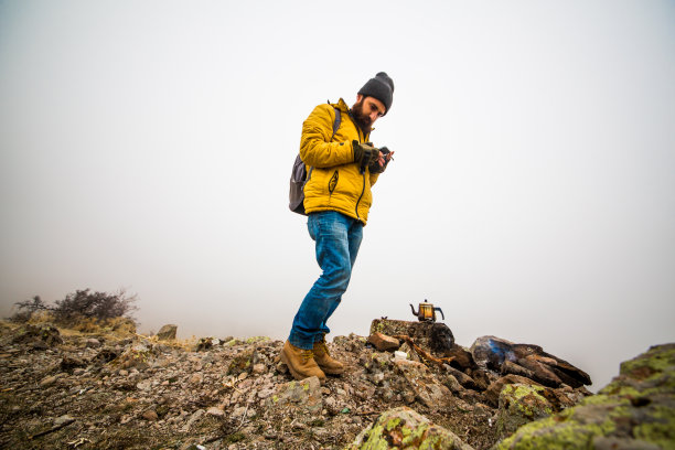 山中男人的生命图片下载