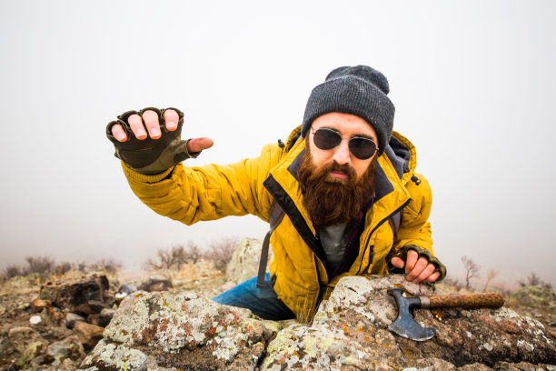 山中男人的生命图片下载