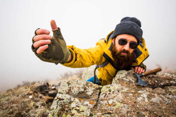 山中男人的生命图片下载