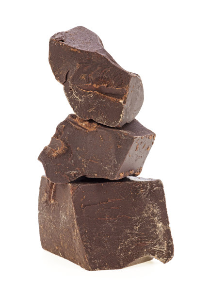 巧克力。碎片孤立在白色背景上。图片下载