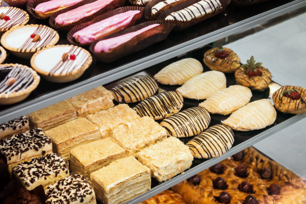 糖果店柜台上的蛋糕和糖果图片下载