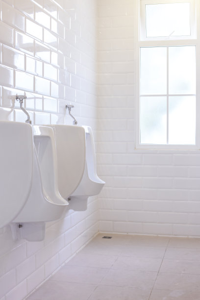 男厕的小便池是白色的。图片下载