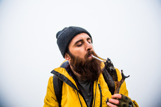 山中男人的生命图片下载