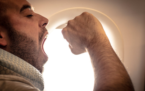 近距离的形象的商人旅行与飞机。累的人。图片下载