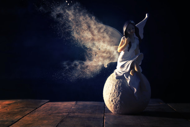 神奇的小仙女坐在石头上的形象。图片下载