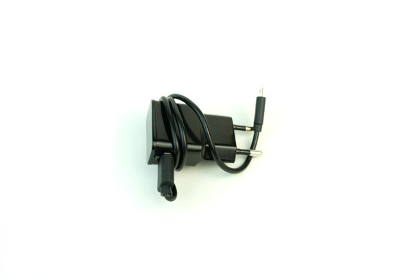 手机充电器。照片上的白色背景。图片下载