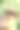 一个小女孩戴着草帽靠近白桦树，暑假图片下载