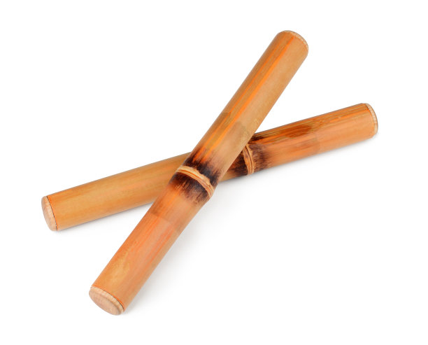 竹按摩棒孤立在白色背景图片下载